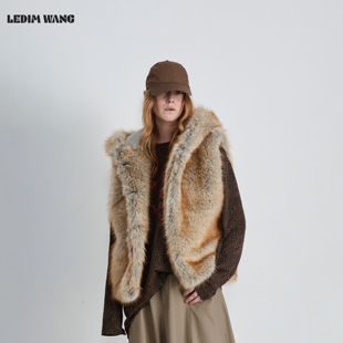 LEDIM WANG暖狐仿皮草连帽马甲女25秋冬新款复古巴恩风棕色外套