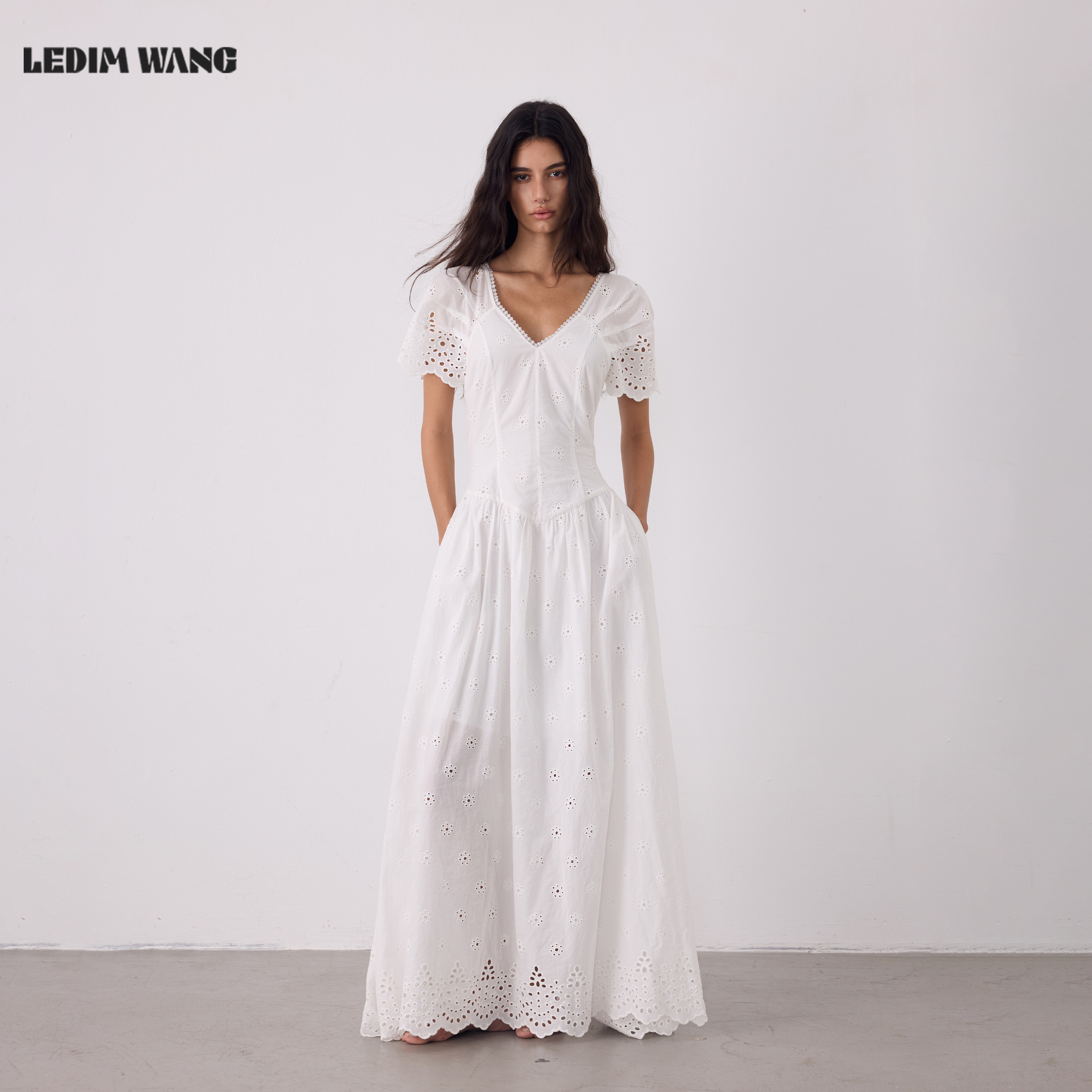 LEDIM WANG法式蕾丝镂空V领连衣裙女白色修身拖地大摆裙26夏新款