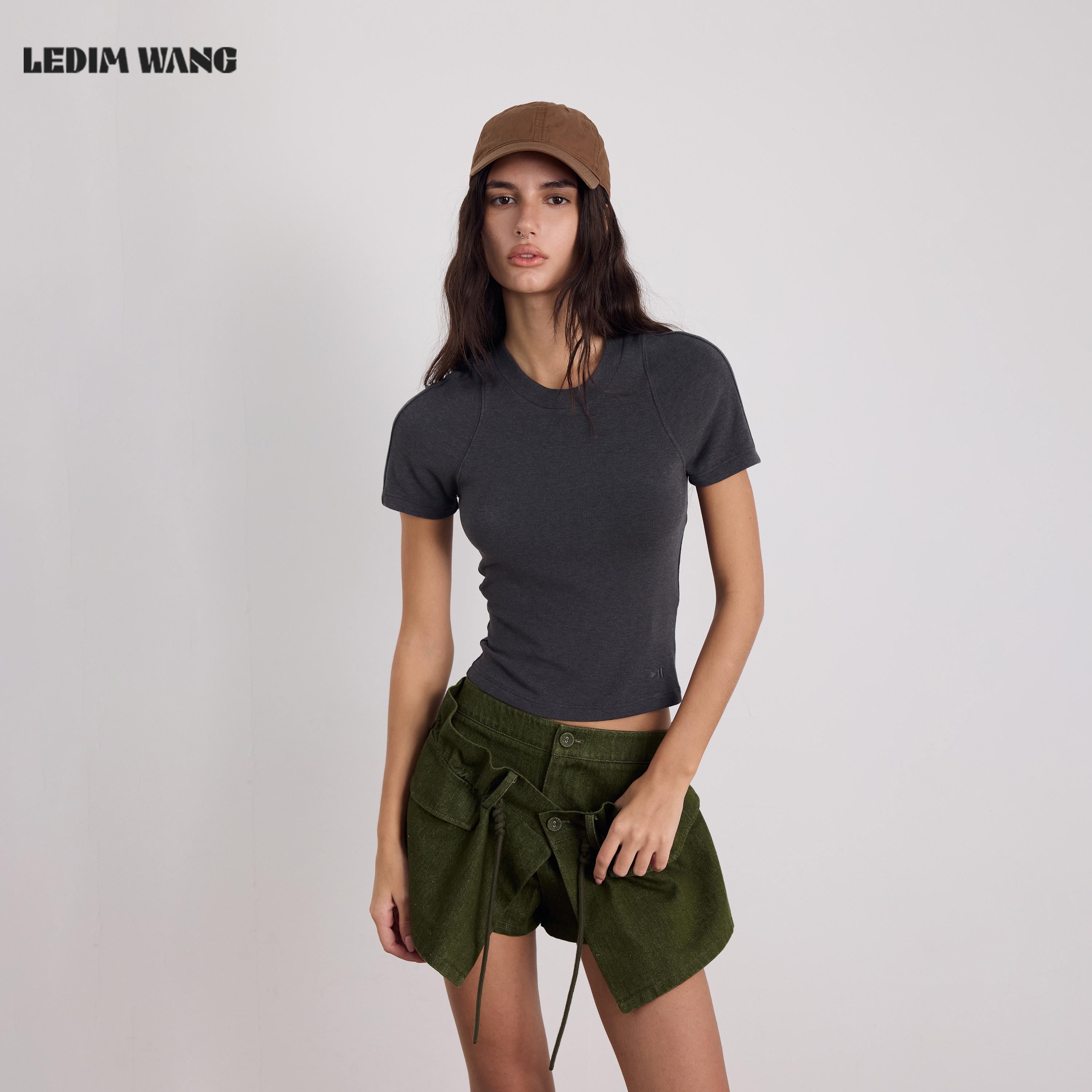 LEDIM WANG基础百搭短袖T恤深灰色女薄款修身短款上衣26夏新款