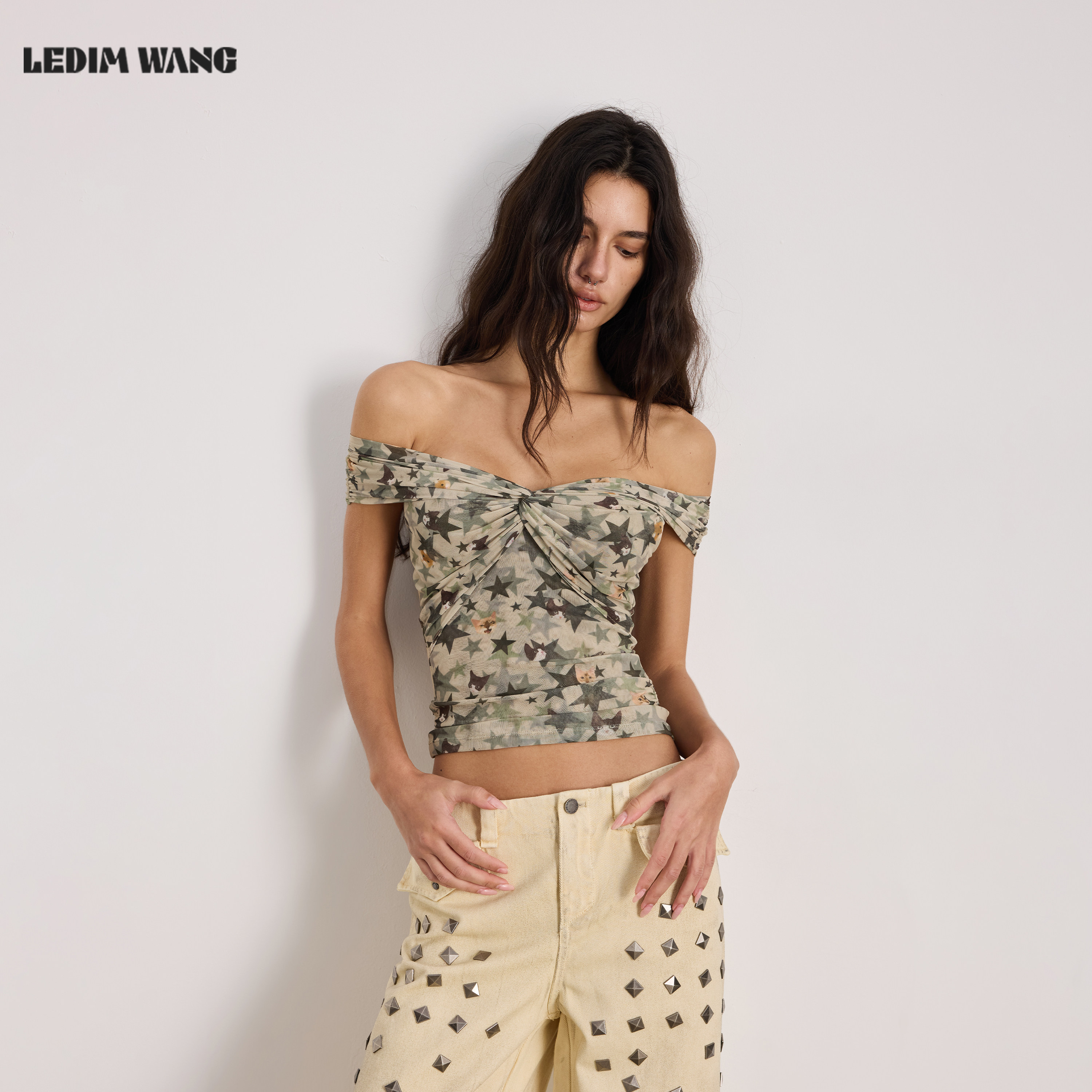 LEDIM WANG一字肩迷彩印花T恤女辣妹修身显瘦薄款上衣26夏季新款