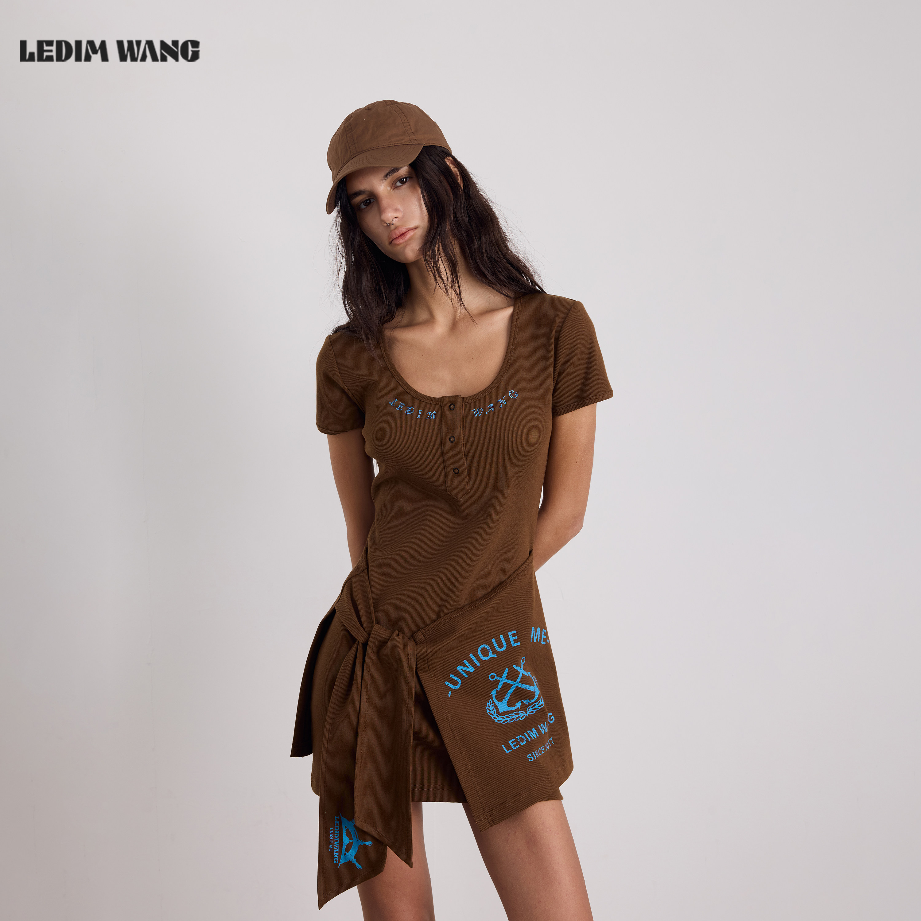 LEDIM WANG咖色搭片绑带连衣裙女棕色修身U型亨利领短裙26夏新款
