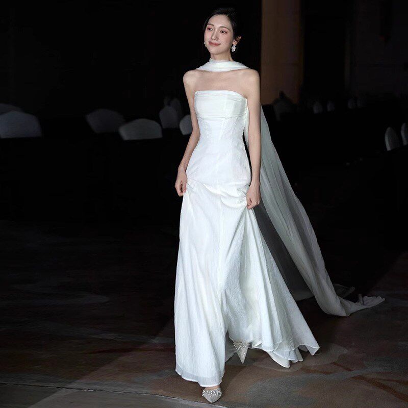 白色订婚礼服2025新款新娘晨袍高端小众轻婚纱法式缎面迎宾出门纱