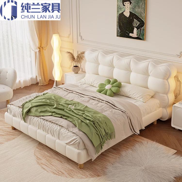 云朵双人泡芙床2024新款奶油风猫抓皮现代简约主卧1.8米实木大床