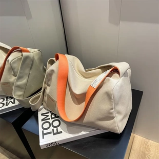 斜挎帆布包新款时尚大容量吐司枕头包高级感单肩通勤托特包旅行包