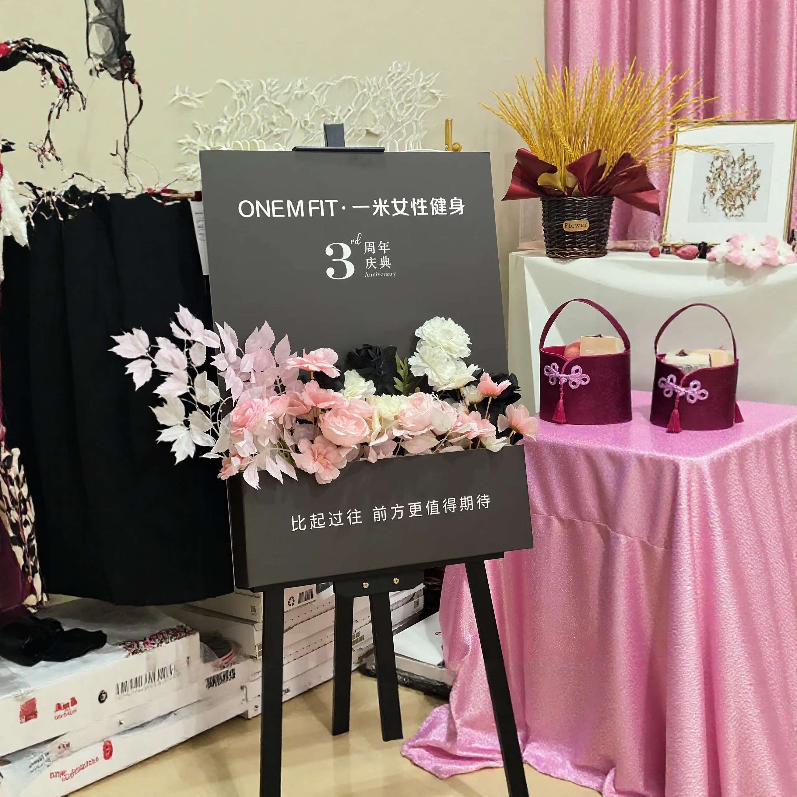 周年纪念花艺迎宾牌生日婚礼节日宴会派对指引牌布置kt板定制