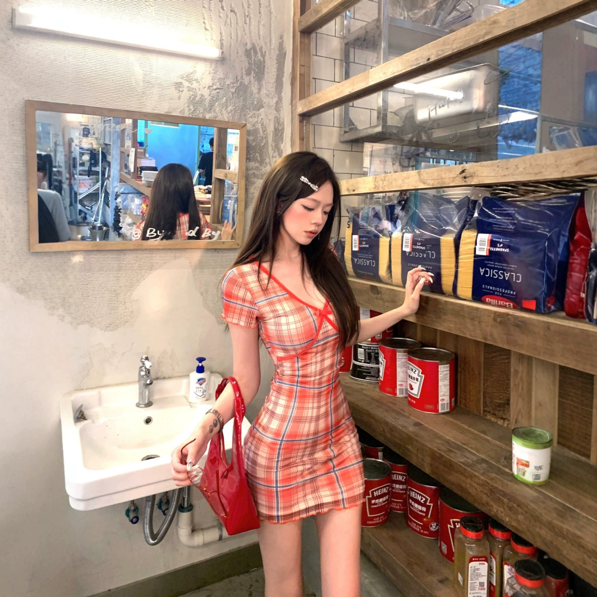 夏季红色格子深V领短袖T恤女时尚洋气高级感修身显瘦辣妹短裙ins