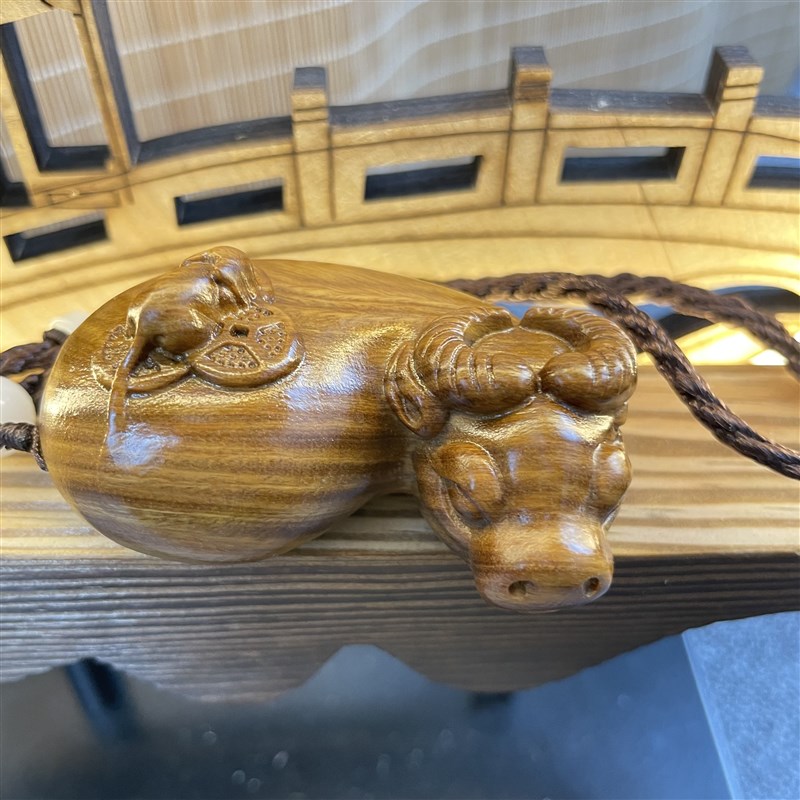 速发绿檀属你牛生肖手把件盘玩挂件转*雕刻工艺扭实乾坤6.4木4.5*