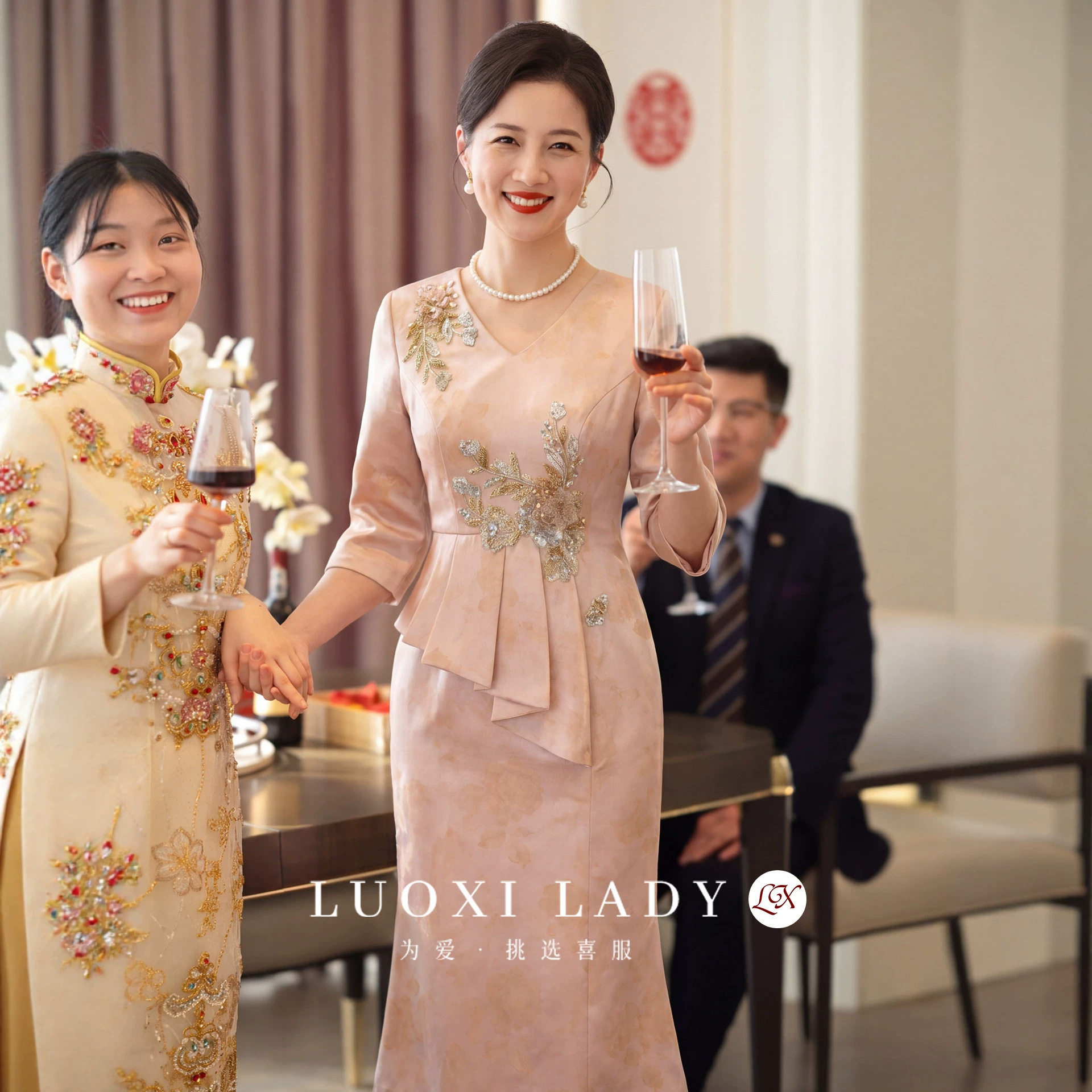 粉色高贵喜婆婆婚宴装2026新款年轻版夏季结婚妈妈礼服洋气喜服女