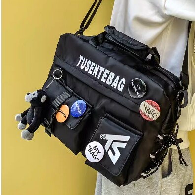 休闲斜挎包男士机能风大容量运动邮差包学生单肩书包工装挎背包女