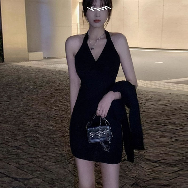 速发黑色露背挂脖包臀短裙性感紧身打底秋搭吊带连衣新内装2024年