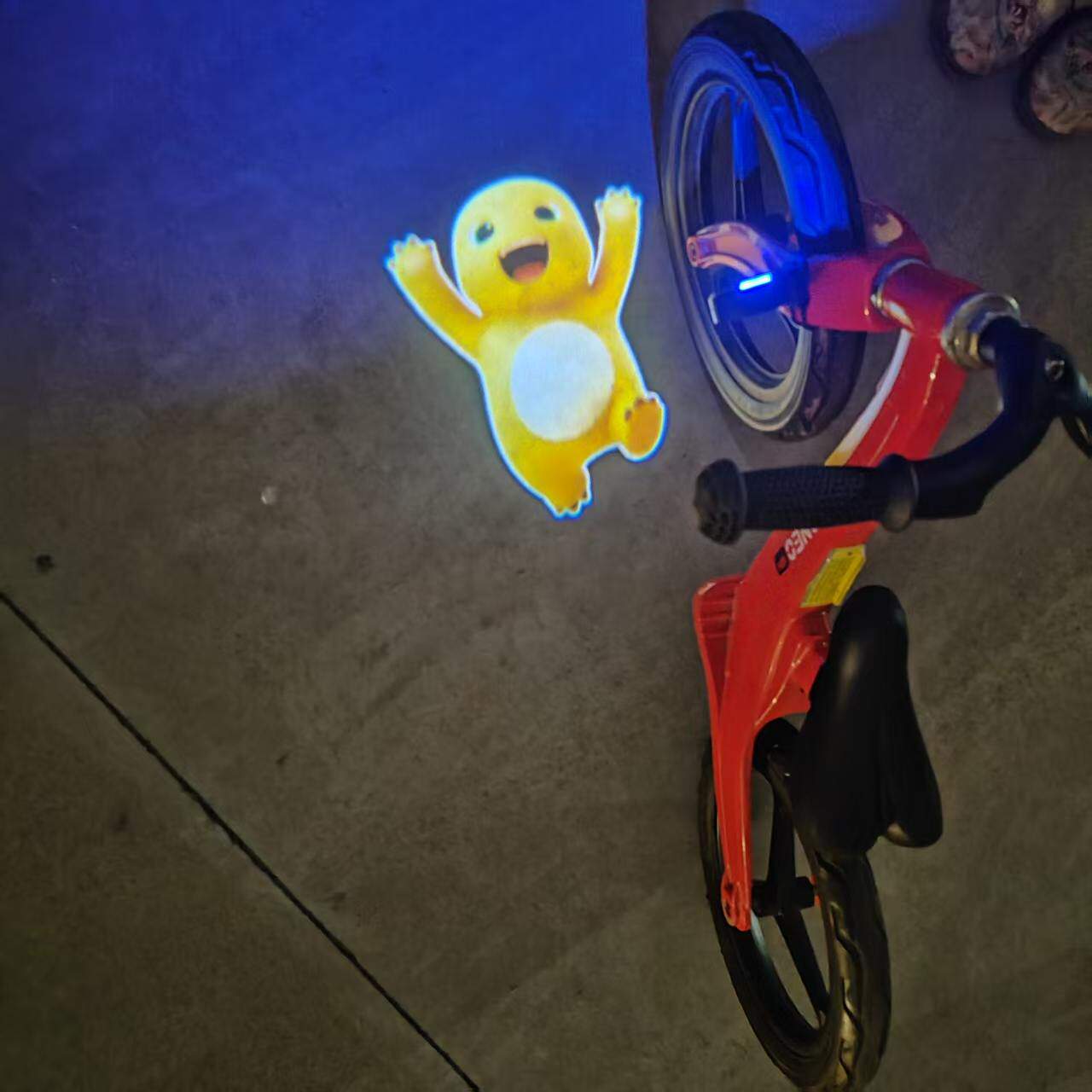 萌萌奶龙儿童用自行车滑板投影灯装饰电动车动态夜骑行灯男生男孩