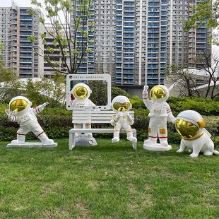 太空人宇航员卡通雕塑定制商场售楼处玻璃钢户外装 饰落地美陈摆件