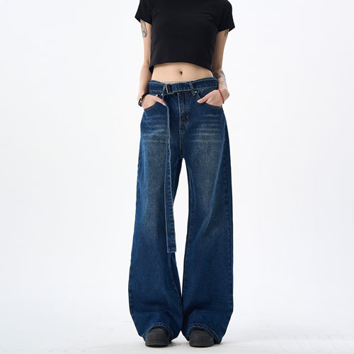 极简微喇裤修身深蓝色牛仔裤