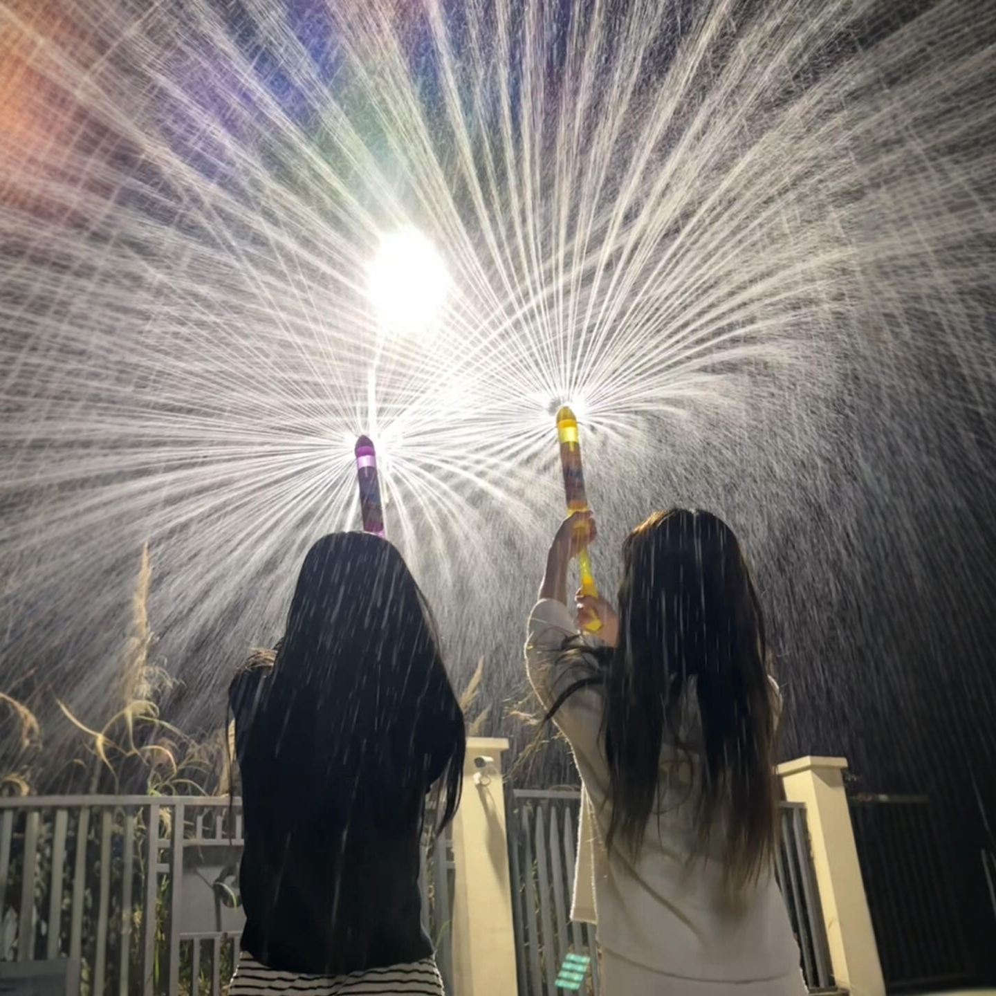 和好朋友一起玩烟花水枪吧！