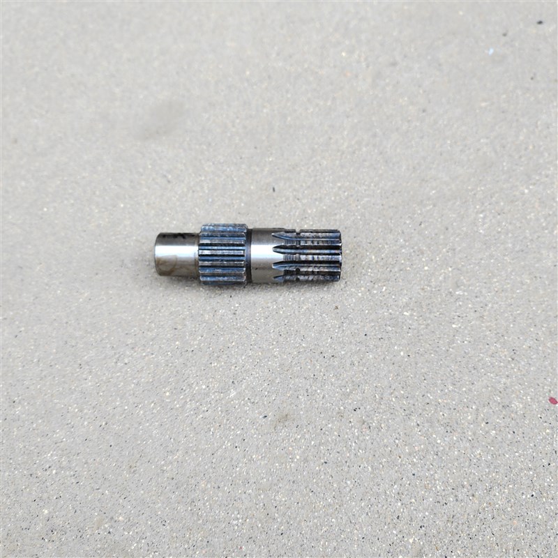 速发东方红拖拉机配件084 输4分动箱0入轴输出轴