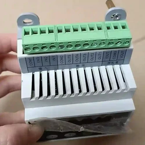 议价一台数字显示仪表，型号KM01F+，成色有明显使用痕迹。