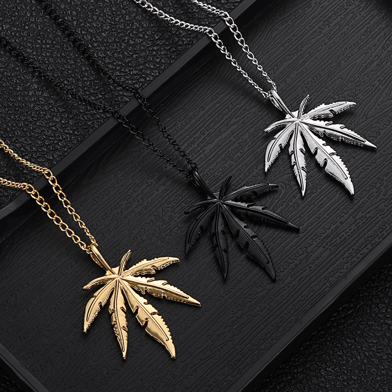 1Pcs Fashion Maple Leaf Necklace Titanium Steel Leaf Pendant