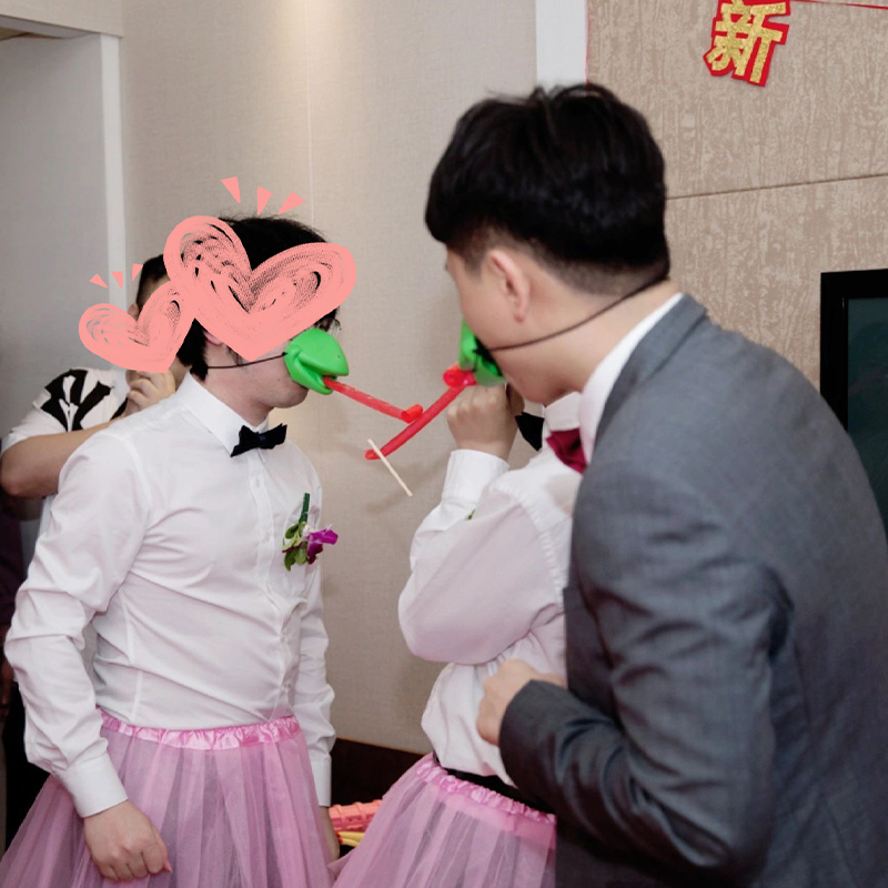 速发新郎创意青舌接亲团道具搞蛊伴郎卷蛙面罩吸管传递笑贪吃整