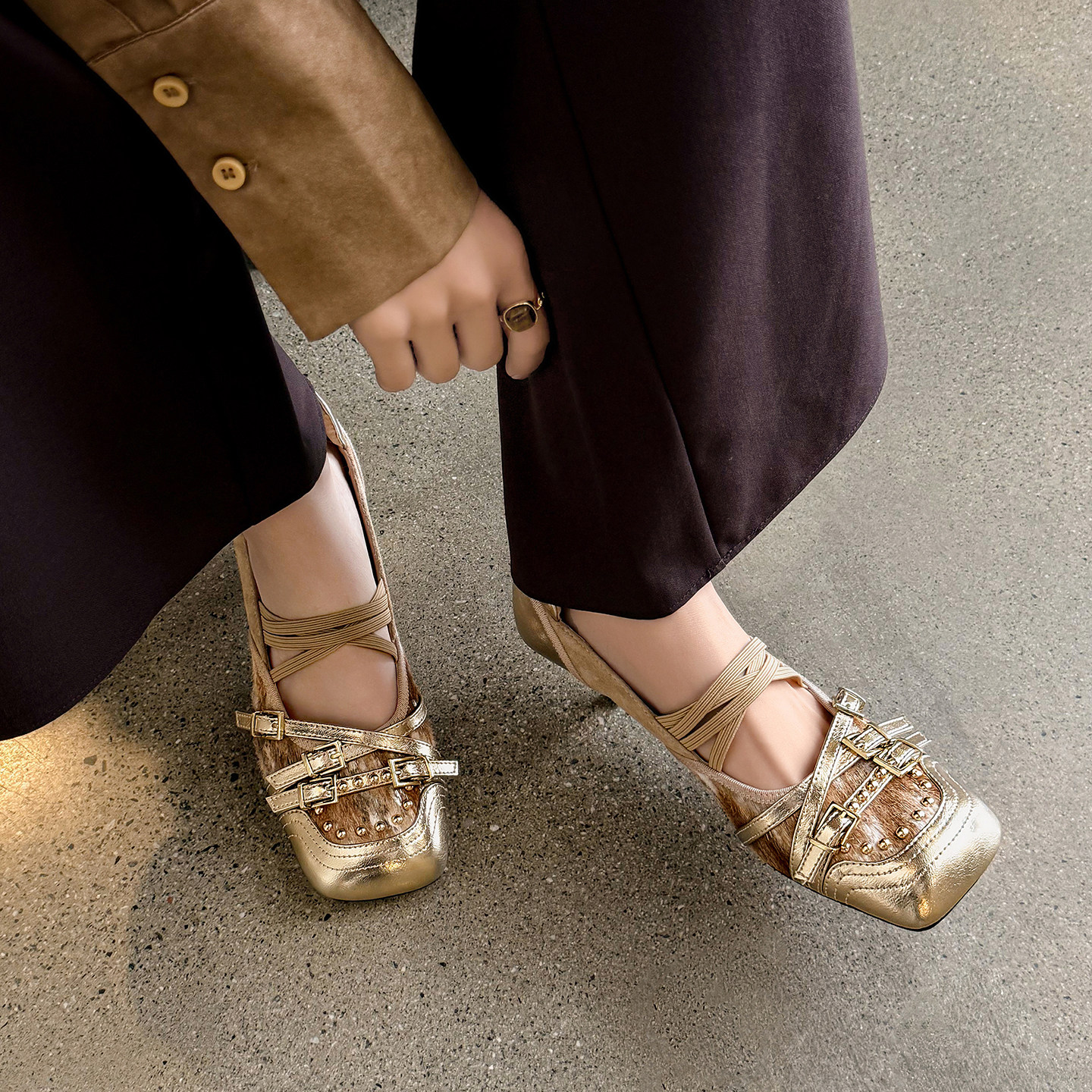 5.5cm时尚圆头细跟拼接牛皮单鞋女欧美风皮带扣铆钉浅口玛丽珍鞋