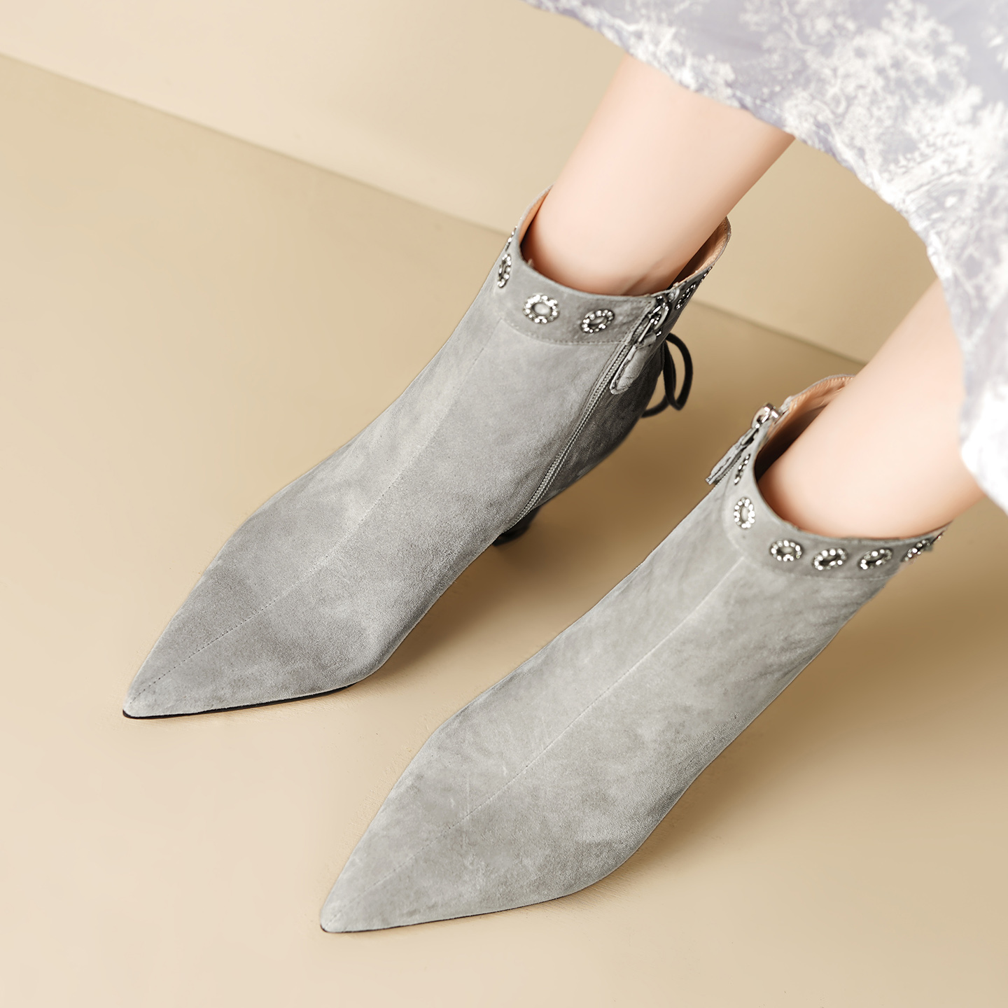 9cm时尚尖头粗跟短筒瘦瘦靴女百搭纯色韩版风绒面交叉绑带时装靴