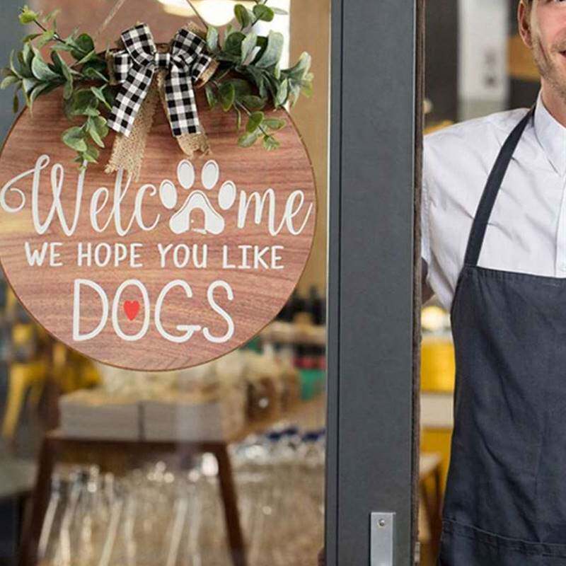 极速Welcomef Bow Letter of Front Door Sign on Wooden House