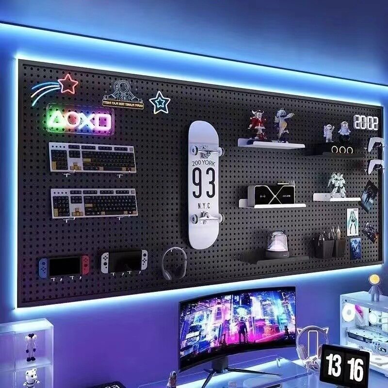 2026电竞房金属洞洞板置物架黑色墙上电脑桌墙面收纳氛围灯装饰展