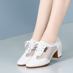 软皮夏季跳舞鞋女新款户外时尚交谊舞鞋广场舞鞋透气水兵舞鞋