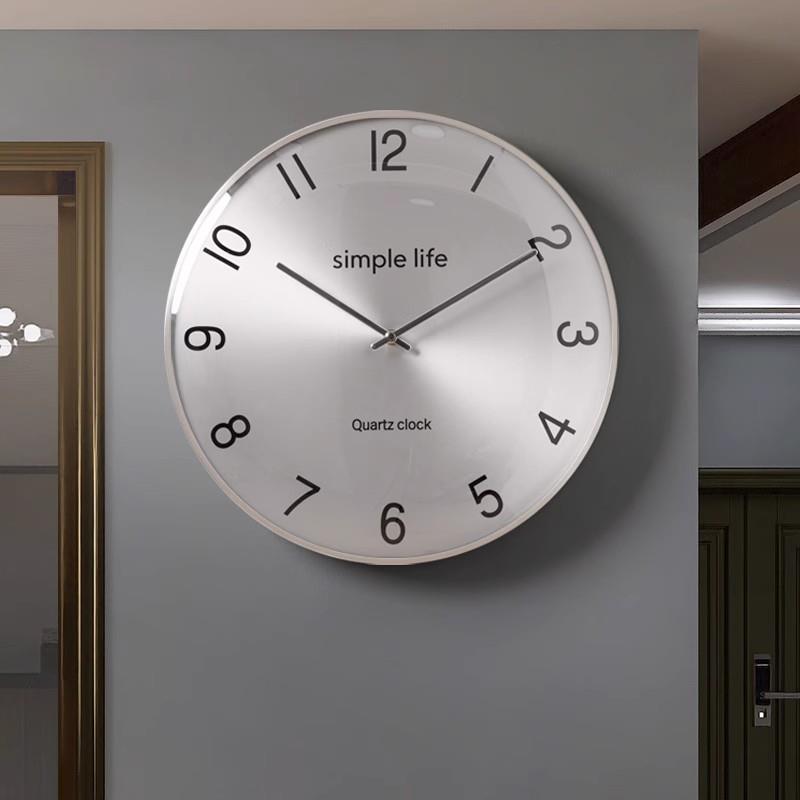 现代简约客厅挂钟家用高级感轻奢挂墙时钟表创意2025新款大气静音