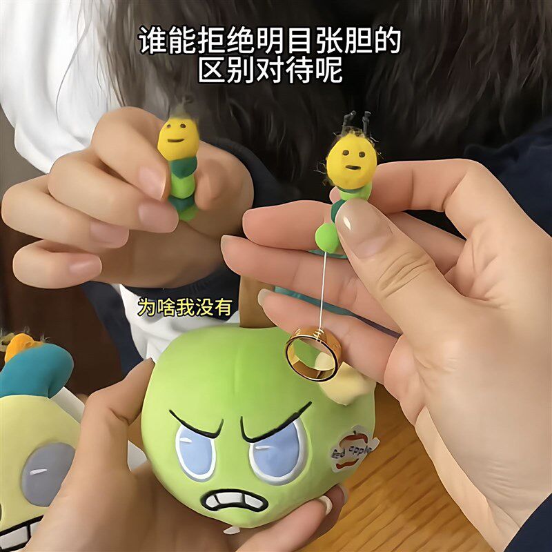 速发圣诞节挂件仿真愤怒绿毛绒玩具可以拉出虫子惊喜玩偶