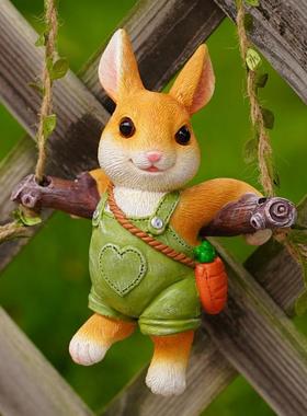 花园可爱兔子壁挂件庭院攀爬树上秋千幼儿园创意阳台装饰摆件