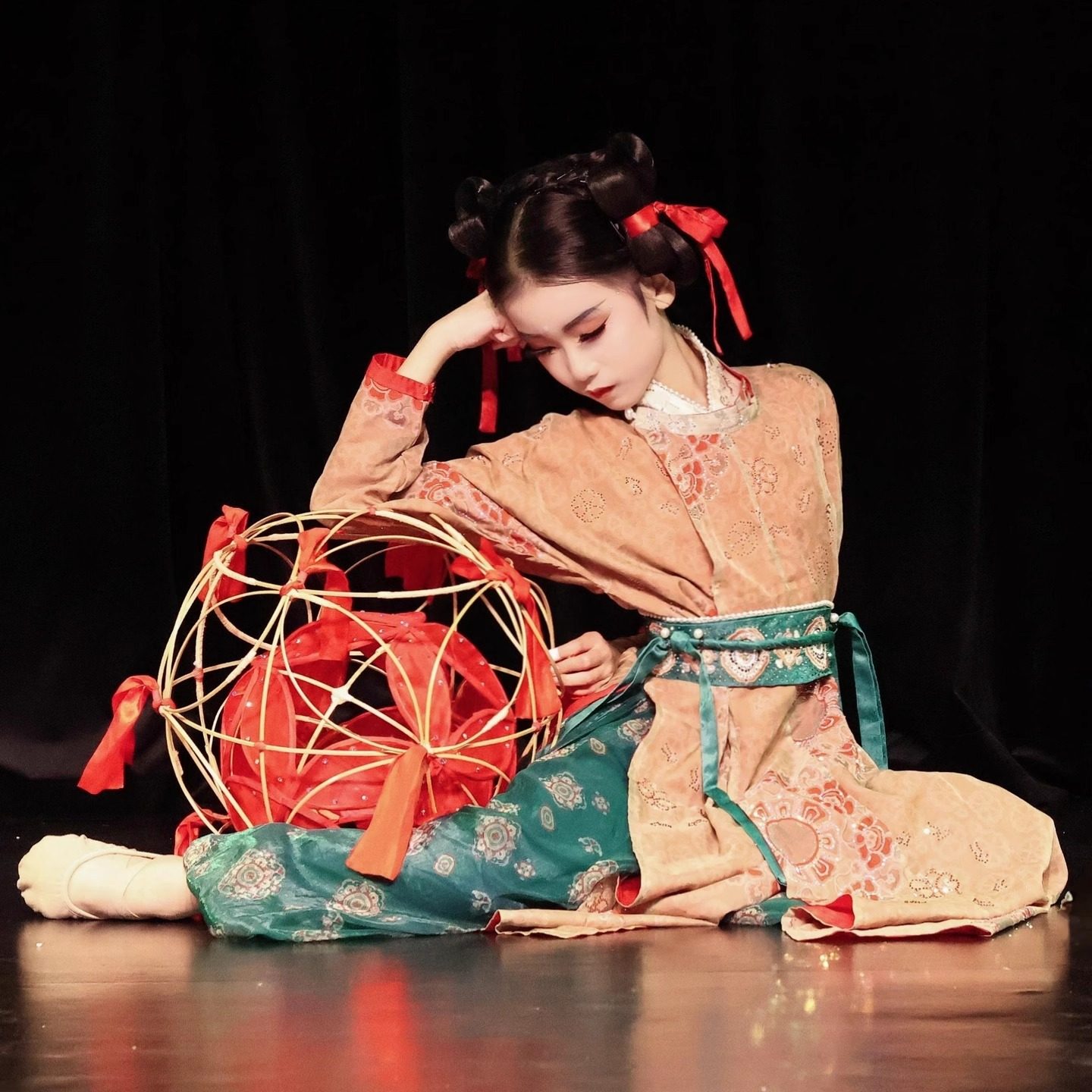 毕业季儿童古典舞演出服女童中国风圆领袍刺绣灯笼裤滚灯表演服