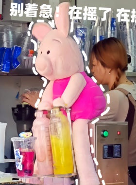 【别着急！在摇了在摇了】皮杰猪玩偶摆摊贩卖可爱摇奶茶治愈玩具