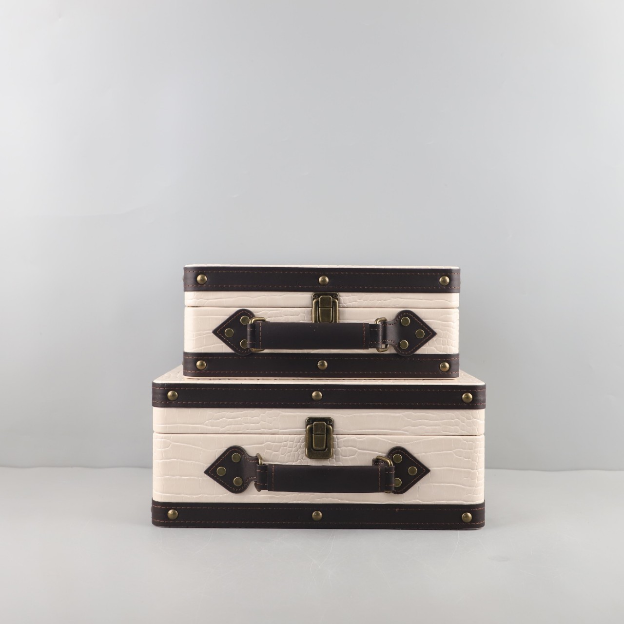 现代简约高级感皮质手提箱衣帽间首饰收纳盒卧室梳妆台家居装饰品