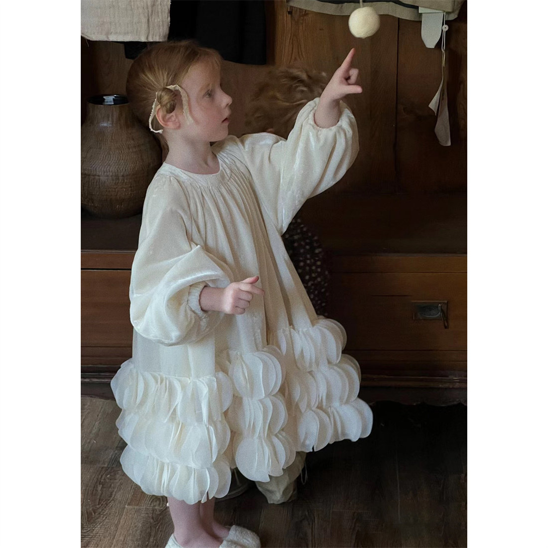 女童连衣裙2026春秋新款小女孩绝美公主裙甜美花边儿童时髦蓬蓬裙