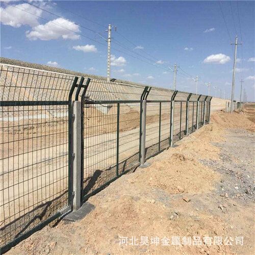 热销铁路防护栅栏高铁护栏网高速铁道框架护栏封闭水X泥柱子热镀