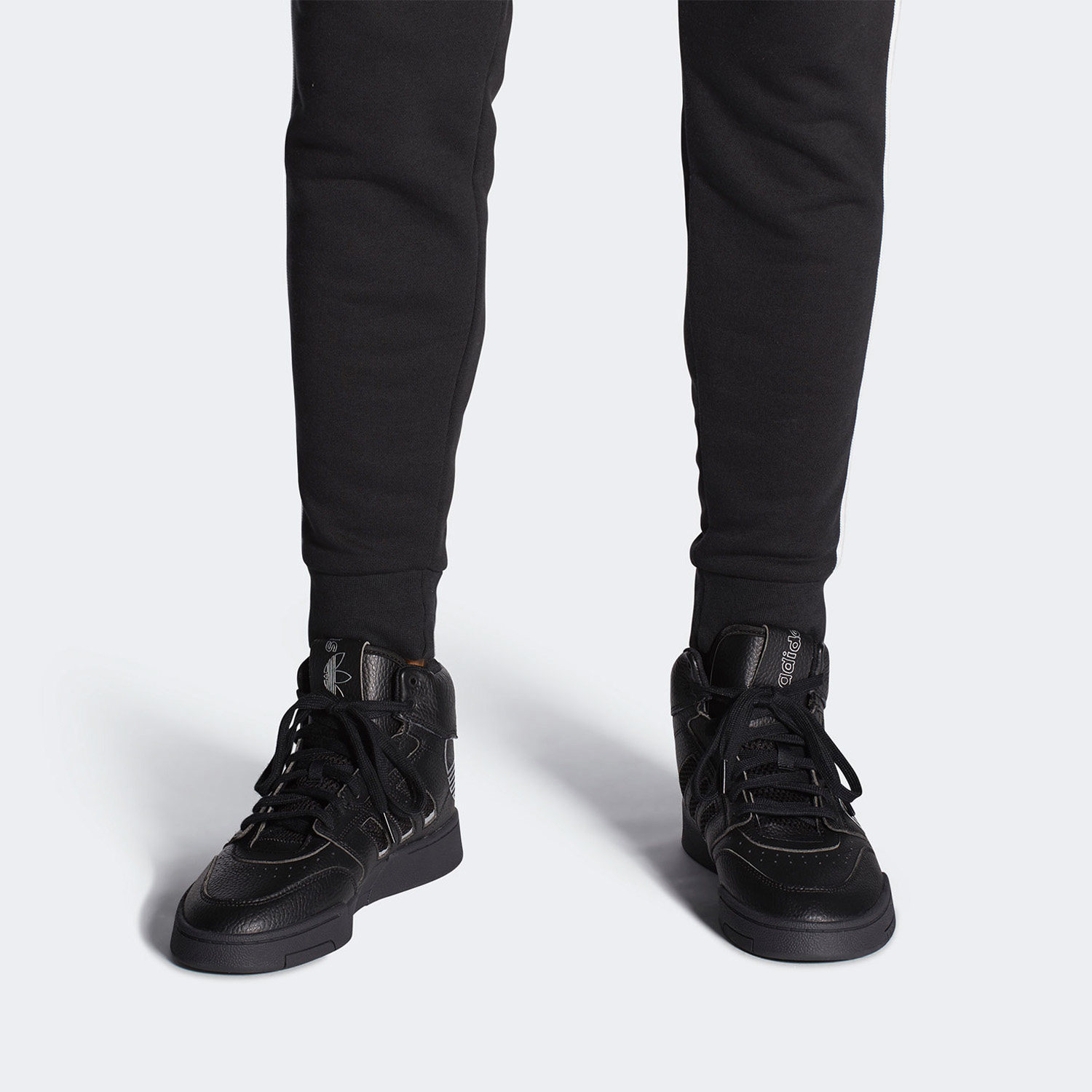 阿迪男女舒适中帮运动休闲鞋