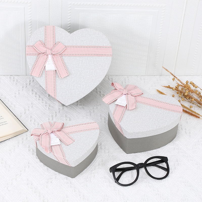 新款高档蝴蝶结心形礼物盒口红生日香水包装爱心礼盒厂家直供