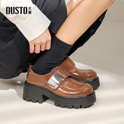 大东棕色厚底乐福鞋配裙子小皮鞋