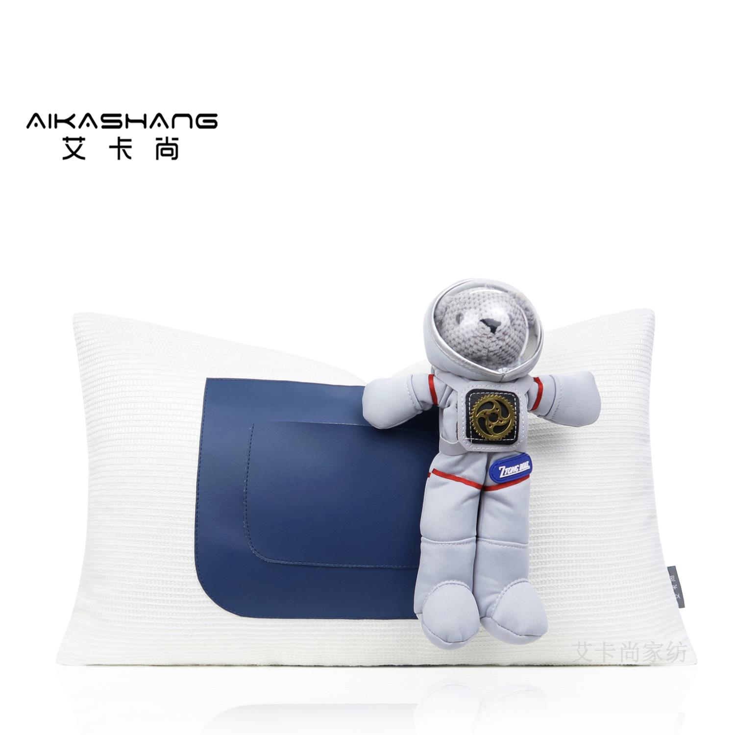 现代简约酒店样板间儿童男孩房腰枕太空熊抱枕星际白蓝色靠包靠垫