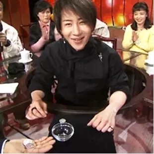 极速蝴蝶币 硬币穿玻璃 穿透桌子 磁性 弹力M 春晚 刘谦 魔术道具