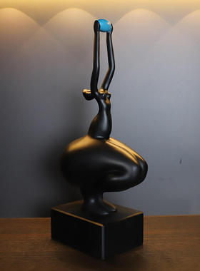 创意抽象瑜伽雕塑少女举球摆件简约新中式电视柜样板间装饰品摆设