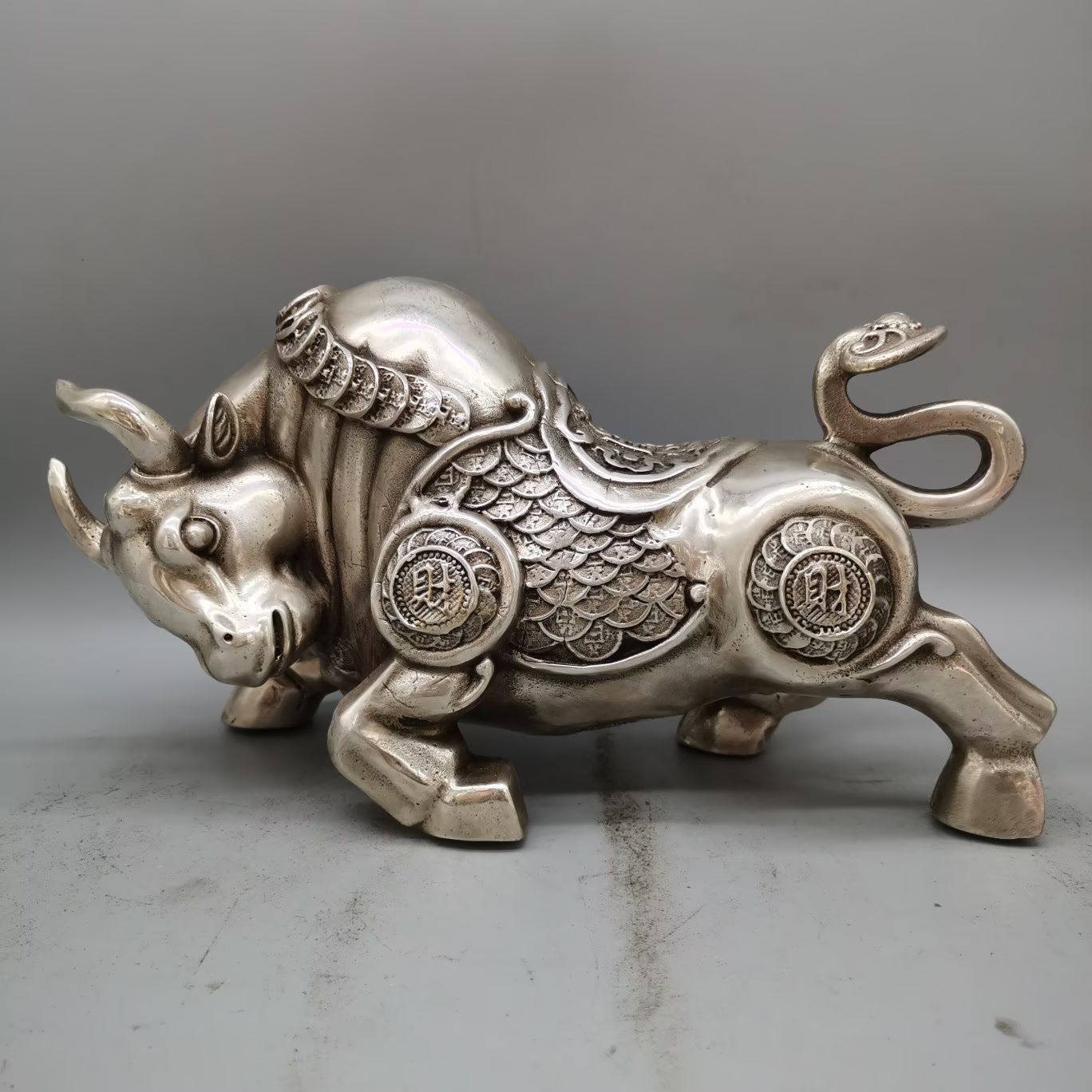 仿白铜牛气冲天做旧扭转乾坤摆件
