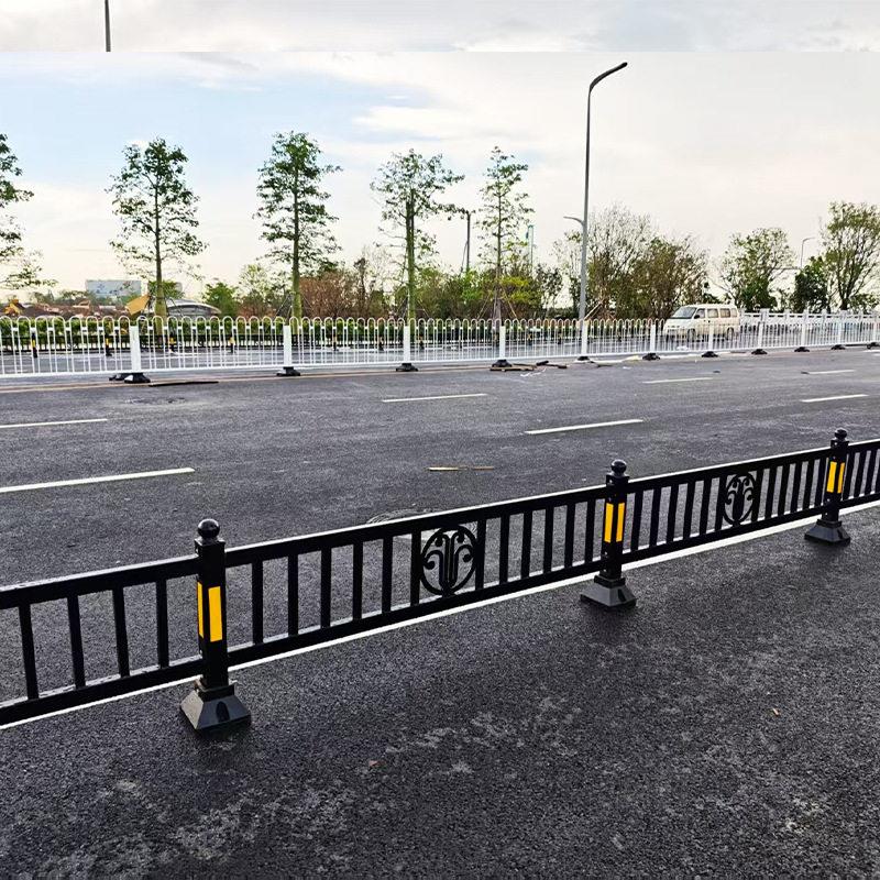 市政护栏木棉花机非隔离栏杆黑色镀锌道路中央锌钢防撞防护栏图片