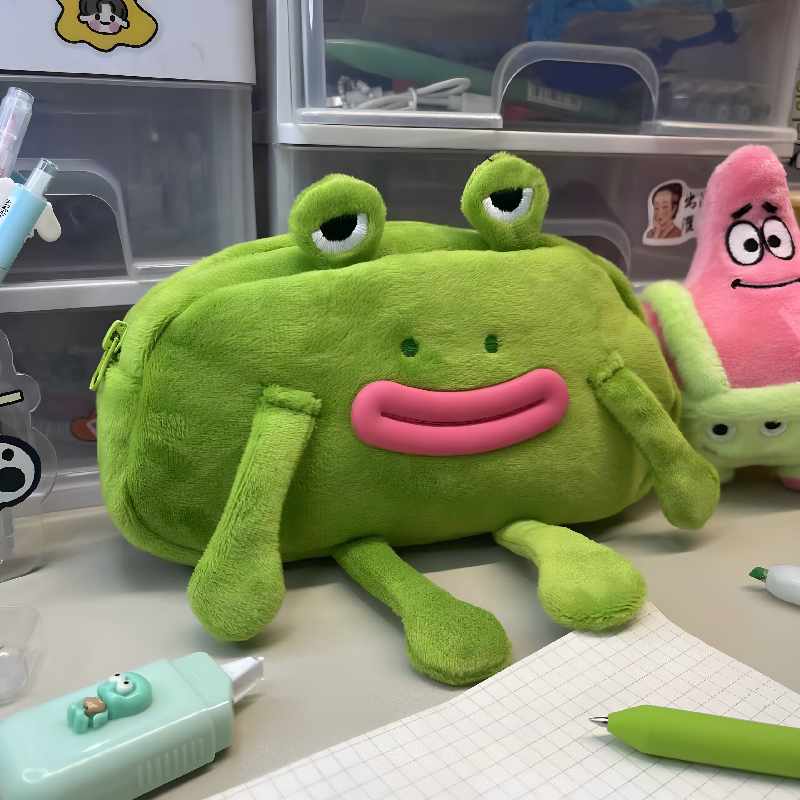 可爱青蛙毛绒大容量学生笔袋收纳图片