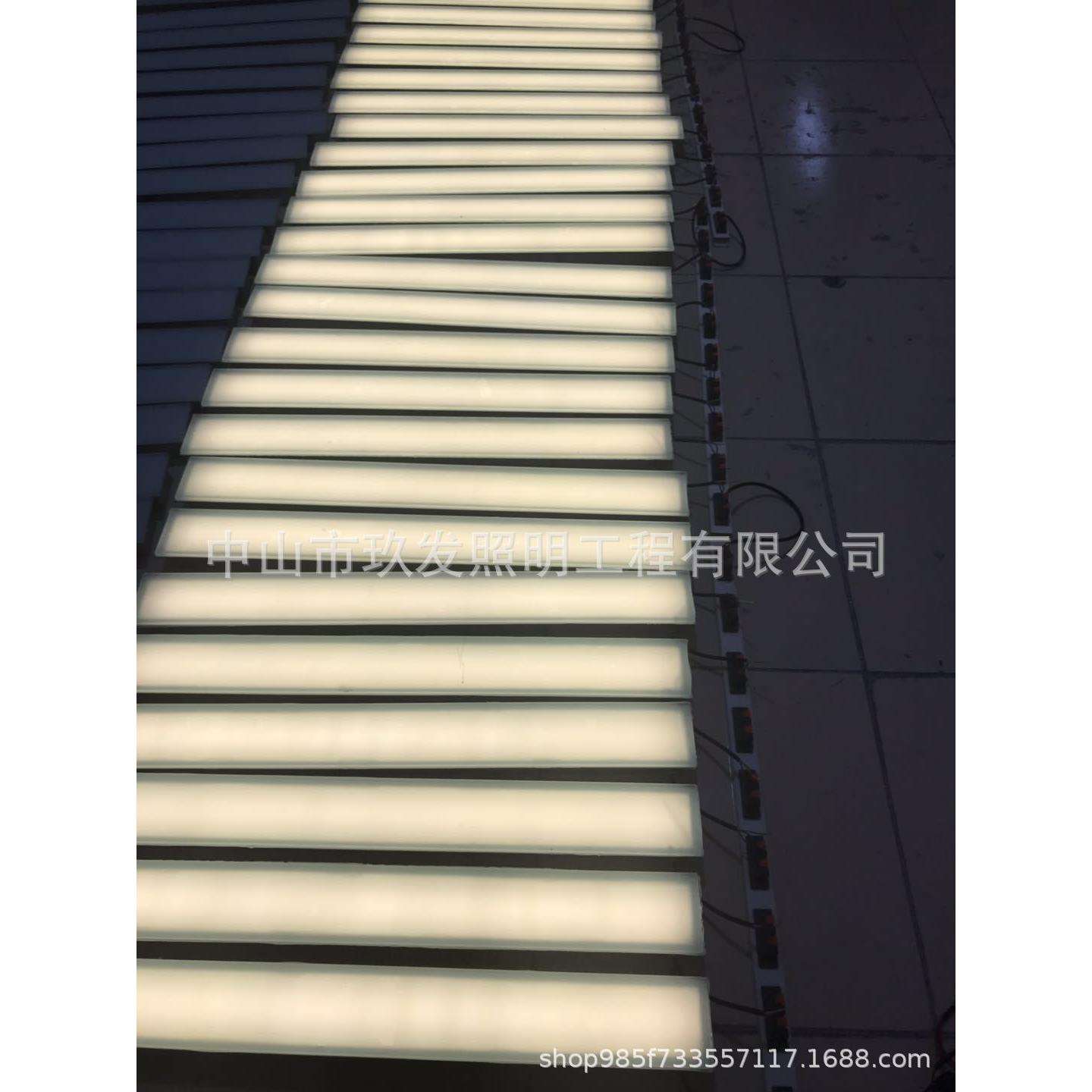 led长条感应地砖灯发光七彩地板灯广场户外地灯条形嵌入式线条灯