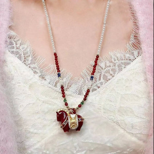 本命年复古红色滴油小马吊坠项链女配饰新中式秋冬毛衣链长款饰品