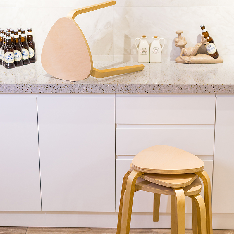 极速北欧简约叠放家用叙勒u凳子实木彩色板凳家用三角凳喝茶现代