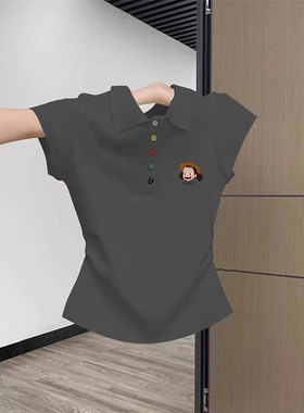 灰色POLO领短袖T恤女夏季2025新款彩色纽扣褶皱收腰修身短款上衣
