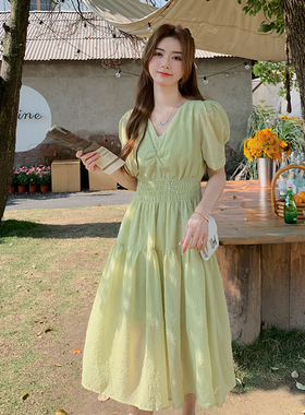 法式初恋绿色连衣裙2025新款女夏季温柔风气质v领收腰显瘦茶歇裙