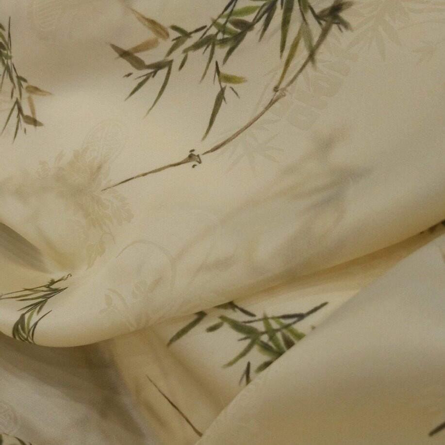 中式服装提花面料19姆米140门幅交织桑波缎30/70印花竹叶淡黄色